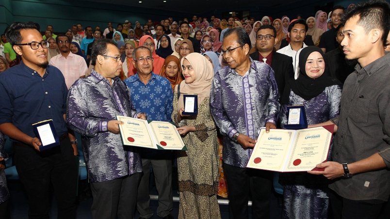 [Gambar] MAJLIS PENYERAHAN DOKUMEN PEMBIAYAAN PENDIDIKAN YAYASAN ANGKASA 2018/2019